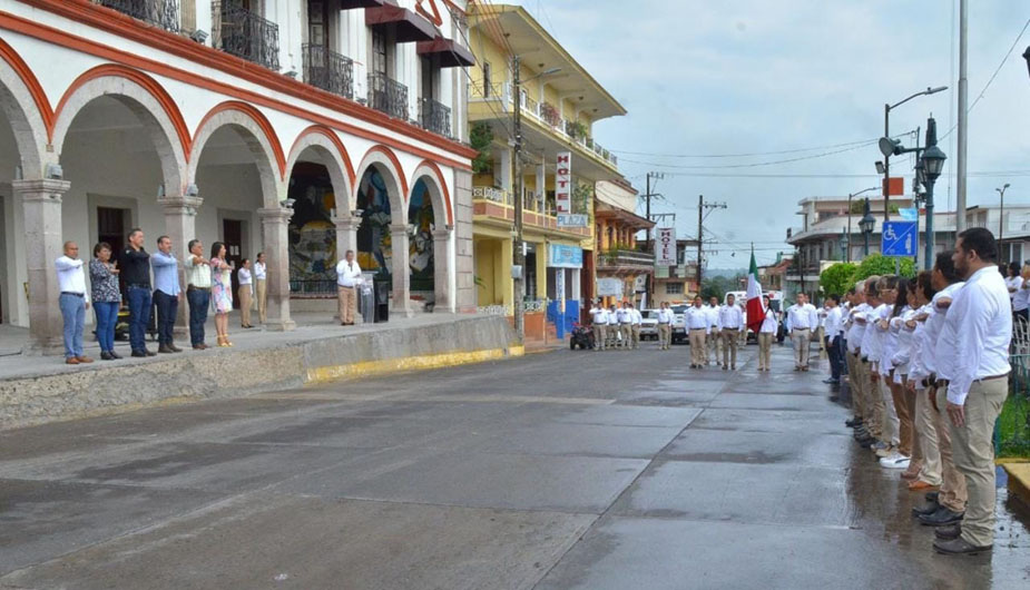 Sindicalizados Del H Ayuntamiento Y Autoridades Encabezaron Honores A La Bandera Diario Gr Fico