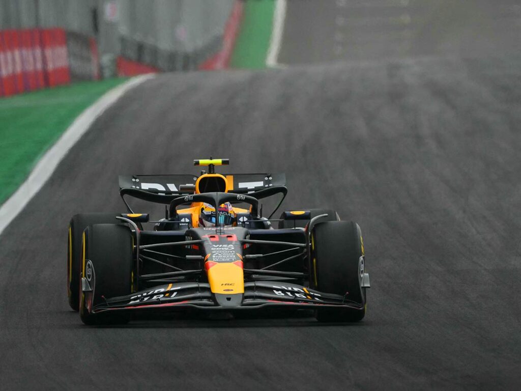 El mexicano salió de la posición 13 y terminó octavo. En McLaren hubo orden del equipo y Lando Norris fue primero, seguido de Piastri. Verstappen fue castigadoSergio ‘Checo’ Pérez vino de atr�